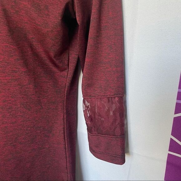 Melalueca maroon women’s tee with lace size small - Picture 3 of 9